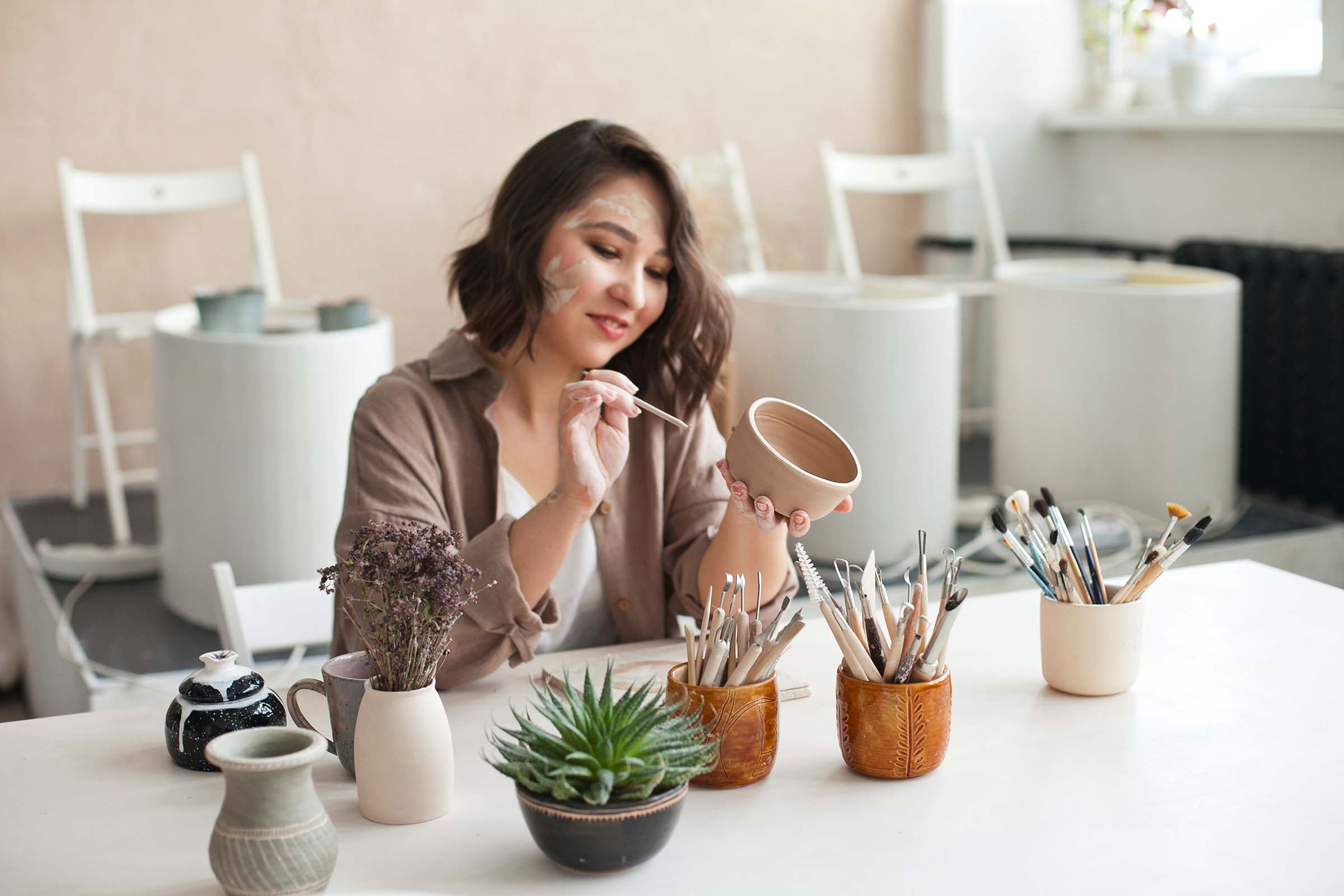 woman-making-handmade-clay-pottery-bowl-at-the-cla-AKXRDWD.jpg